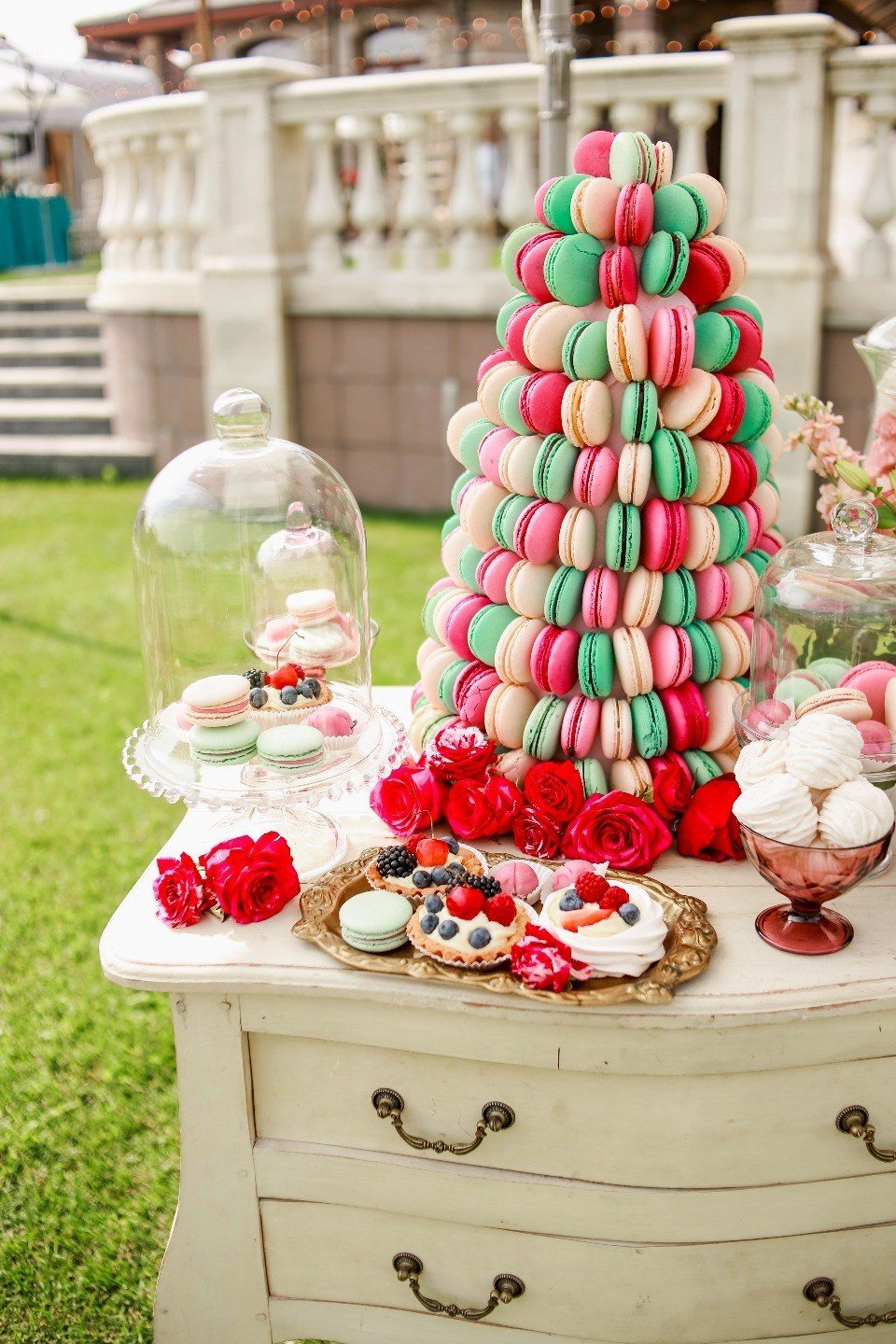 מבטא מעניין ממתקים על שולחן עסיסי בהיר יהיה תגים עליזים, שנעשו בסגנון הכללי של החתונה