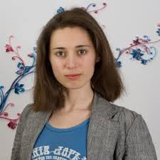 Она художник и иллюстратор, известный своими элегантными и подробными бумажными иллюстрациями ручной работы