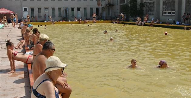 Мало кто знает, но в городе Мукачево также термальный бассейн, он относится к спортивно-оздоровительного комплекса ДЮСШ и расположен в парковой зоне Мукачево рядом с рекой Латорицей
