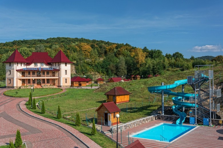 Санаторий Закарпатье Термал Стар расположен в 12 километрах от города Ужгород, в живописной местности Карпат, на берегу озера