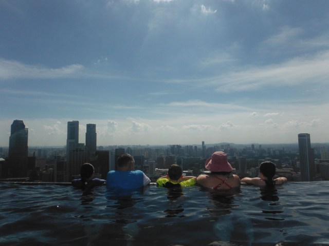 Всемирно известный пейзажный бассейн на 57 этаже Marina Bay Sands